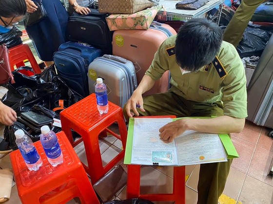 Thu giữ 1.500 đồng hồ, kính, ví... có dấu hiệu giả nhãn hiệu nổi tiếng tại chợ Bến Thành, Saigon Square ảnh 3