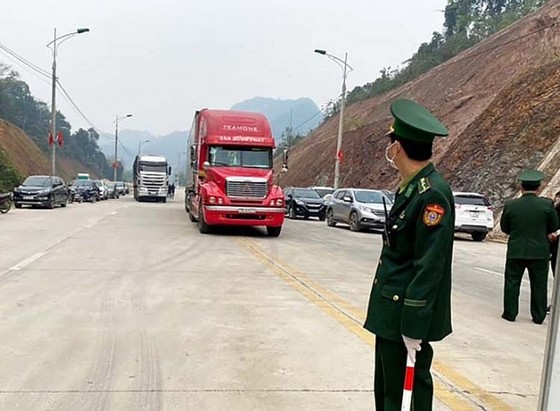 Quy trình kiểm dịch y tế chưa thống nhất, cửa khẩu phía Nam đang bị ùn tắc ảnh 2