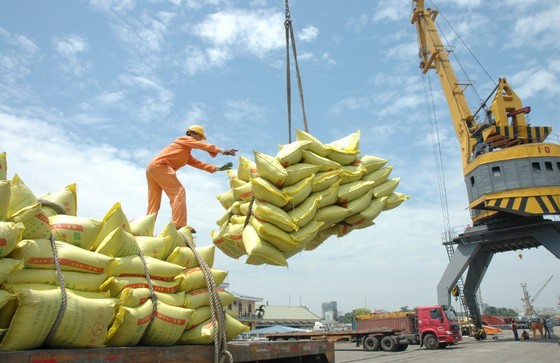 Bộ Công thương chiều nay đề nghị từ ngày 1-5 sẽ lại xuất khẩu gạo theo cơ chế thị trường, xoá bỏ hạn ngạch