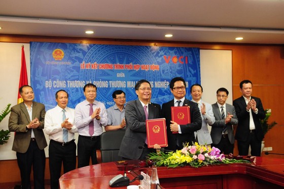 Bộ Công thương và VCCI hợp tác 'đón đầu' thị trường xuất khẩu ngay khi dịch bệnh kết thúc ảnh 1