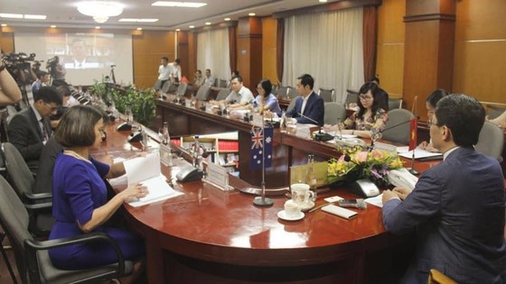 Bộ trưởng công thương Việt Nam hội đàm trực tuyến với Úc và Mỹ về vấn đề gì? ảnh 1