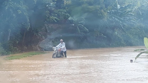 Mưa lớn gây lũ lụt và sạt lở nhiều tuyến đường vùng Tây Bắc ảnh 4