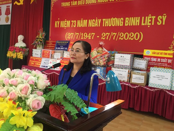 Chủ tịch HĐND TPHCM Nguyễn Thị Lệ thăm các thương binh nặng ở Phú Thọ