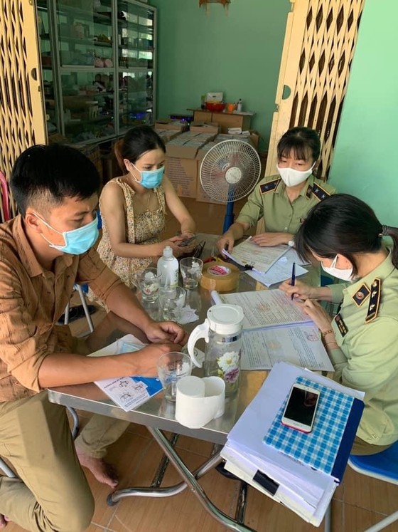 Bắt giữ hàng chục ngàn khẩu trang không có hóa đơn tại Đà Nẵng ảnh 1
