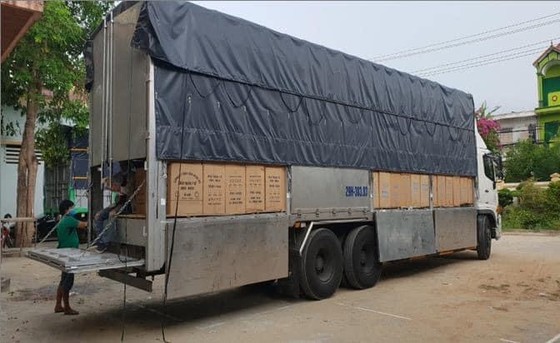 Bắt giữ vụ chở gần 1 triệu khẩu trang trôi nổi đang đưa đi tiêu thụ ảnh 1