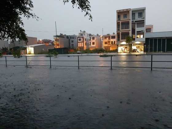 5 trận động đất ở Sơn La, mưa lớn Hạ Long chìm trong biển nước ảnh 2