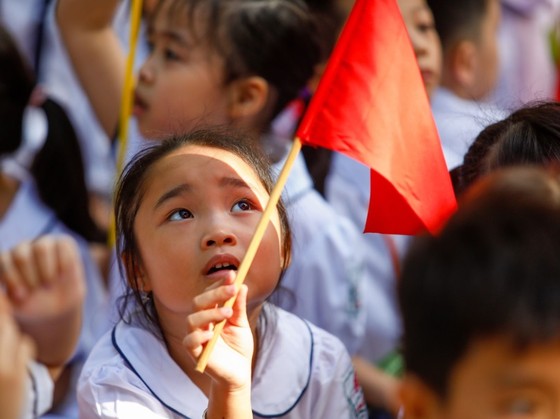Nắng nóng 37 độ C trong ngày khai giảng năm học mới ảnh 1