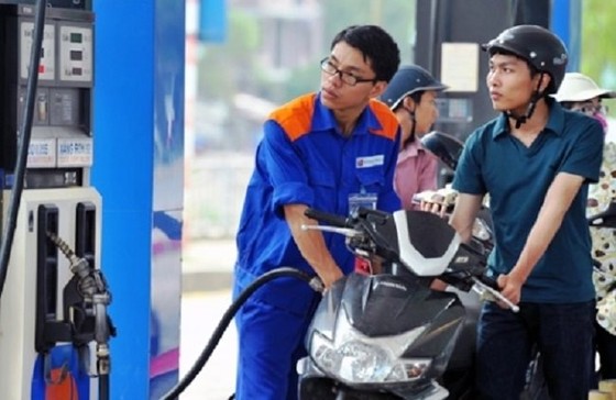 Từ chiều nay, xăng dầu đồng loạt giảm giá ảnh 1