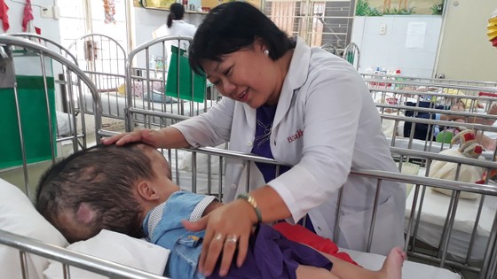 Bác sĩ của trẻ bất hạnh ảnh 1