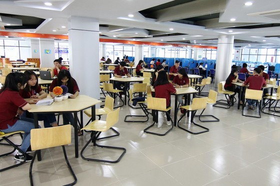 Nhà trường "bắt tay" doanh nghiệp đưa việc làm đến gần sinh viên ảnh 1
