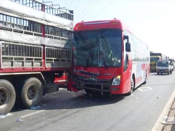 Xe giường nằm tông đuôi xe tải, Quốc lộ 1A kẹt cứng ảnh 1