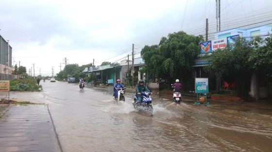 Bức xúc vì cứ mưa là đường biến thành… sông ảnh 4