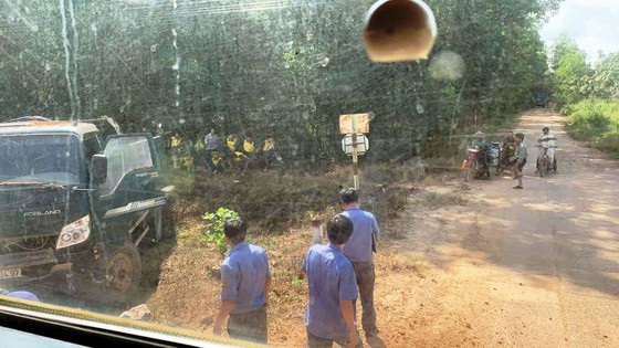 Tàu hỏa tông xe ben chở cát, giao thông đường sắt bị ngưng trệ ảnh 1