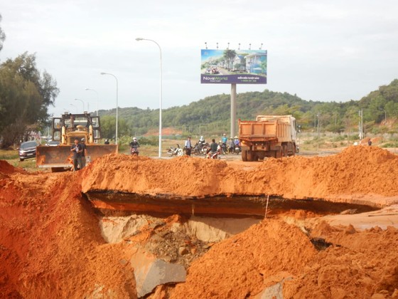 Cát đỏ từ dự án du lịch tràn xuống gây sạt lở hoàn toàn một đoạn tỉnh lộ 719 ảnh 2