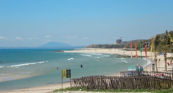 Mặc dịch Covid-19, khách Tây vẫn thản nhiên rong chơi ở biển Mũi Né ảnh 6
