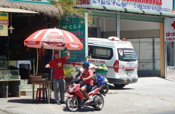 Mặc dịch Covid-19, khách Tây vẫn thản nhiên rong chơi ở biển Mũi Né ảnh 5