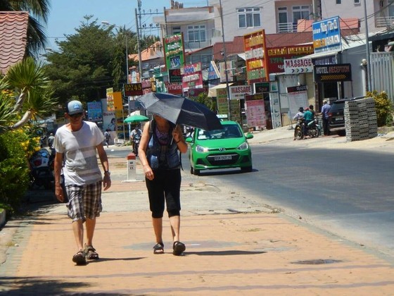 Mặc dịch Covid-19, khách Tây vẫn thản nhiên rong chơi ở biển Mũi Né ảnh 4