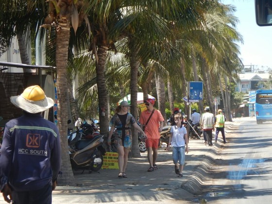 Mặc dịch Covid-19, khách Tây vẫn thản nhiên rong chơi ở biển Mũi Né ảnh 2