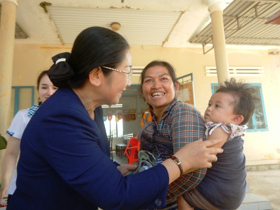 Phó Bí thư Thành ủy TPHCM Võ Thị Dung thăm, trao quà hỗ trợ người dân vùng tâm hạn Bình Thuận ảnh 5