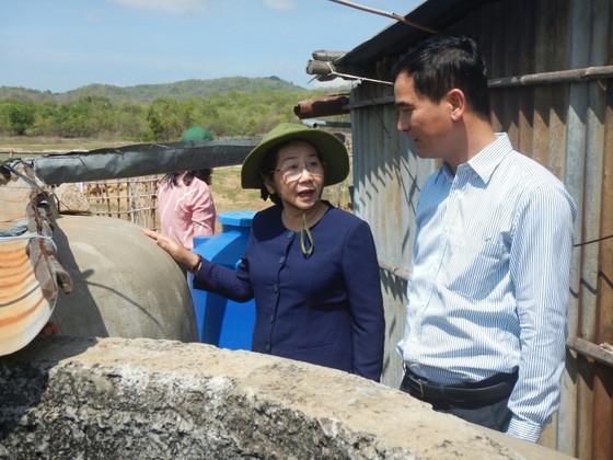 Phó Bí thư Thành ủy TPHCM Võ Thị Dung thăm, trao quà hỗ trợ người dân vùng tâm hạn Bình Thuận ảnh 4