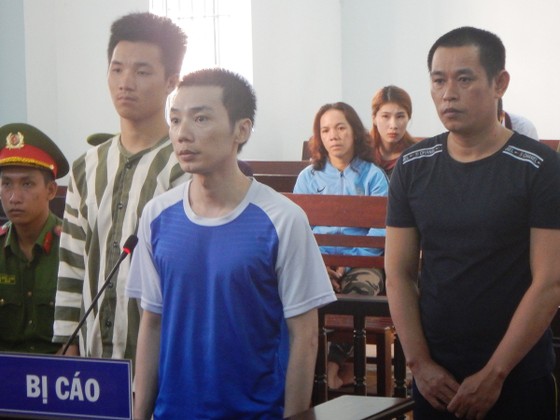 Nhét cưa sắt trong cây chả rồi tuồn vào nhà tạm giam để trốn trại, 3 bị cáo tội chồng tội ảnh 3