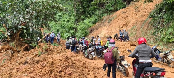Thêm vụ sạt lở vùi lấp 11 người tại Quảng Nam, 200 công nhân thủy điện bị cô lập