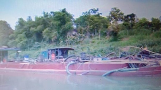 Bắt 8 tàu lợi dụng ngày lễ khai thác cát trái phép ảnh 1