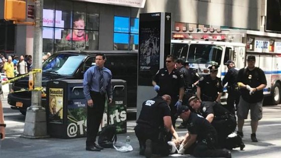 Xe điên lao vào người đi bộ trên Quảng trường Thời đại ở New York ảnh 1