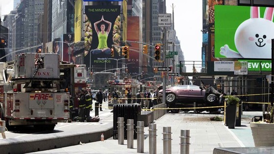 Xe điên lao vào người đi bộ trên Quảng trường Thời đại ở New York ảnh 4