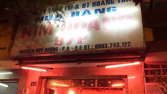 Kiểm tra nhà hàng có các nữ tiếp viên mặc áo yếm, bikini ảnh 1