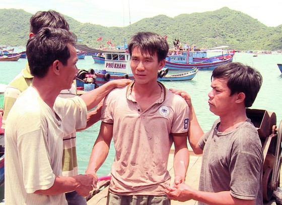 Cứu kịp thời 3 ngư dân Khánh Hòa bị tàu lạ đâm chìm giữa biển ảnh 1
