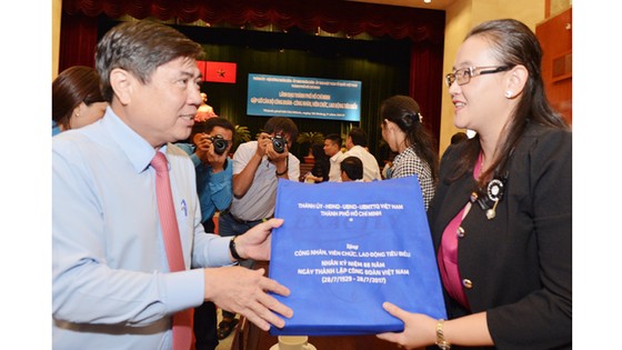Lãnh đạo TPHCM gặp gỡ hơn 300 cán bộ công đoàn, công nhân tiêu biểu ảnh 3