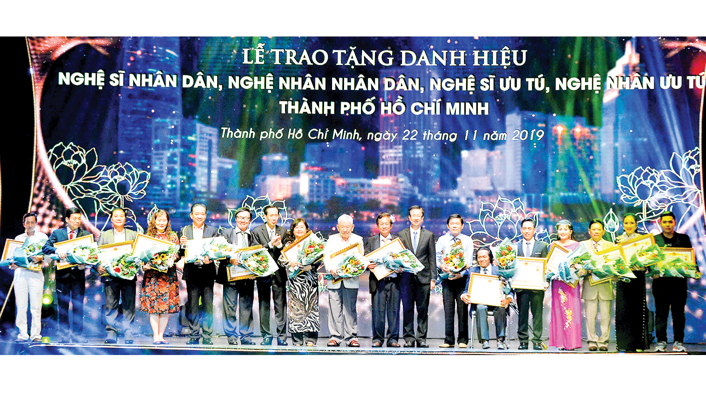 Văn nghệ sĩ góp phần xây dựng, phát triển VHNT đậm đà bản sắc dân tộc ảnh 1