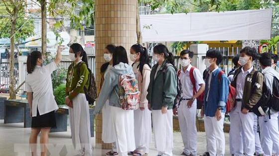 Học sinh được kiểm tra sức khỏe, rửa tay khi vào lớp ảnh 1