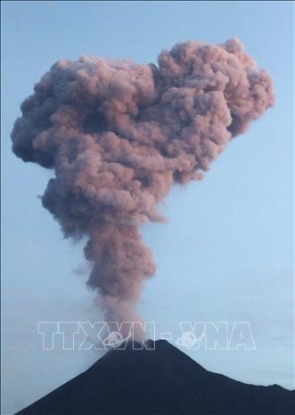 Núi lửa mạnh nhất Indonesia 'thức giấc' ảnh 1