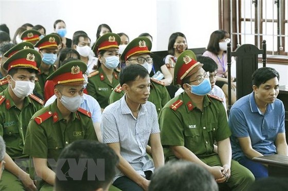 Xét xử vụ gian lận thi cử ở Hòa Bình: Kẻ ngoan cố, người hối hận ảnh 1