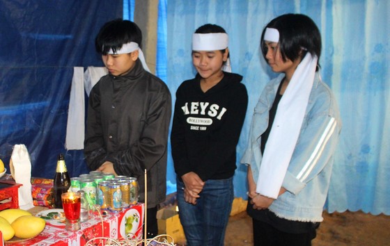 Thương 3 cháu nhỏ côi cút ảnh 1