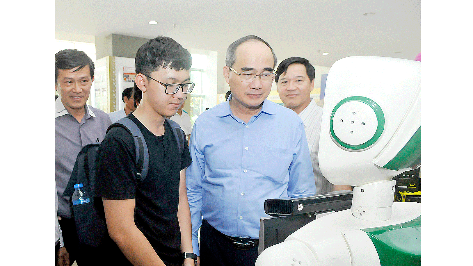 Bí thư Thành ủy TPHCM Nguyễn Thiện Nhân xem robot được làm trong đô thị sáng tạo. Ảnh: CAO THĂNG