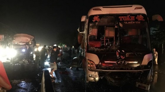 Tiền Giang: Va chạm giữa xe khách và xe tải, 1 người chết, 19 người bị thương  ảnh 1