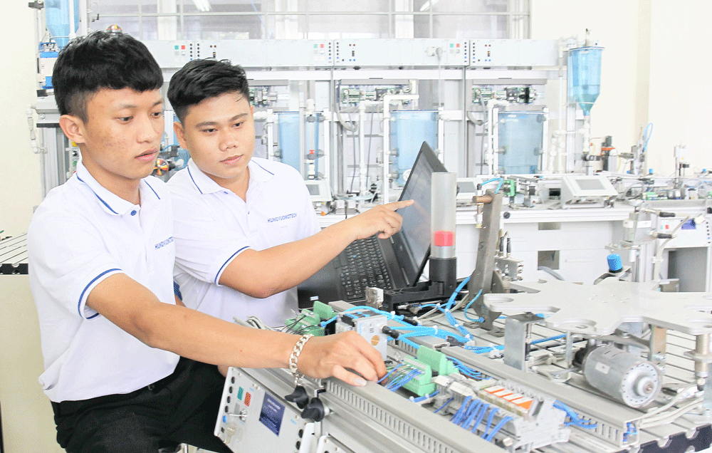 Dạy nghề ở TPHCM: Thành công với mô hình “đào tạo kép” ảnh 1