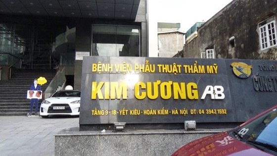 Sưng tấy, bầm dập, chảy máu sau khi mất gần 300 triệu phẫu thuật làm đẹp ảnh 1