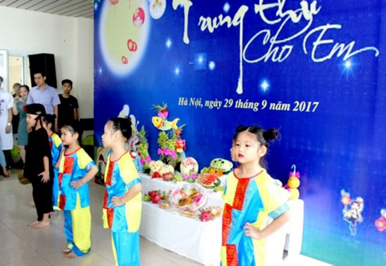 Phó Chủ tịch nước Đặng Thị Ngọc Thịnh vui Trung thu với bệnh nhi ung thư ảnh 1