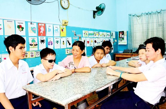 Tuyên dương 63 thầy cô giáo tiêu biểu dạy học sinh khuyết tật ảnh 2