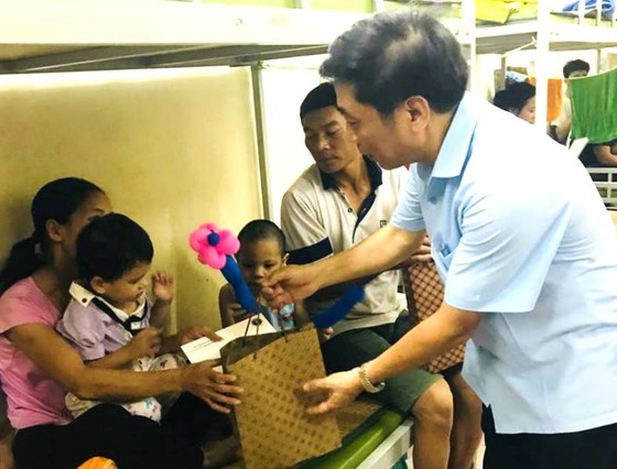 Chia sẻ khó khăn với gia đình bệnh nhi sau vụ cháy gần Bệnh viện Nhi Trung ương ảnh 2