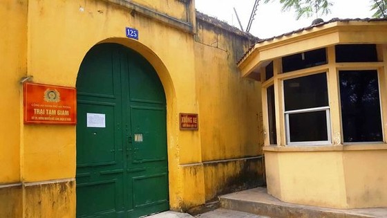 Bắt quản giáo tuồn điện thoại vào buồng giam, thu cước "cắt cổ" ảnh 1