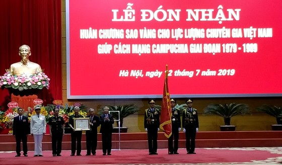 Chuyên gia Việt Nam giúp Cách mạng Campuchia nhận Huân chương Sao Vàng ảnh 2