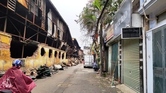 Chợ vẫn họp xung quanh khu vực xảy ra vụ cháy Công ty Rạng Đông ảnh 1