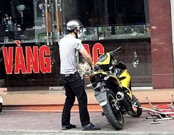Nam thanh niên bịt mặt lao vào tiệm vàng cướp tiền ảnh 1
