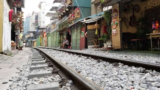 Sáng nay 10-10, cà phê đường tàu ở Hà Nội “vắng như chùa Bà Đanh” ảnh 3