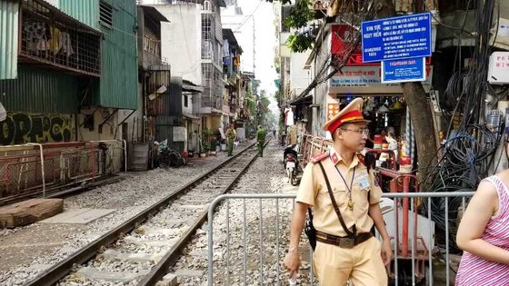 Sáng nay 10-10, cà phê đường tàu ở Hà Nội “vắng như chùa Bà Đanh” ảnh 6